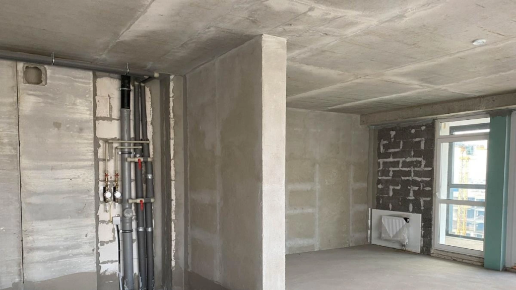 Apartamento em construção com encanamento a mostra