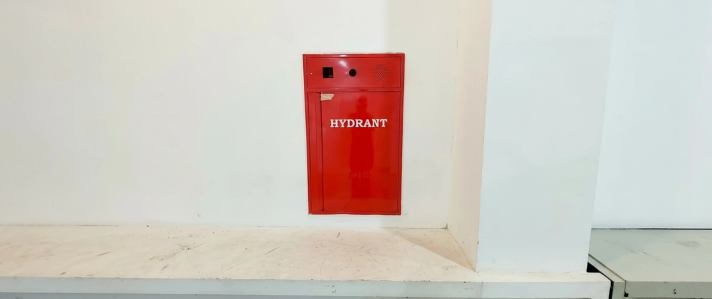Tampa shaft para hidrante de incêndio instalada em parede